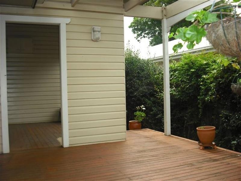 11 Simla Street, Mount Lofty QLD 4350