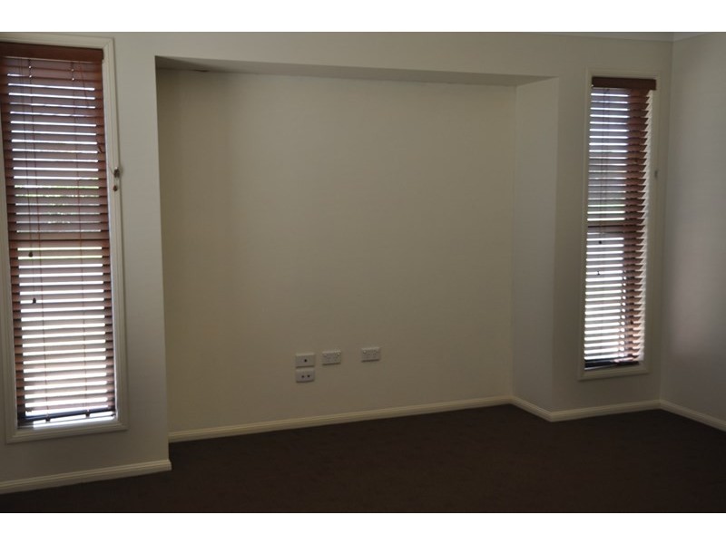 8 Clara Street, Highfields QLD 4352