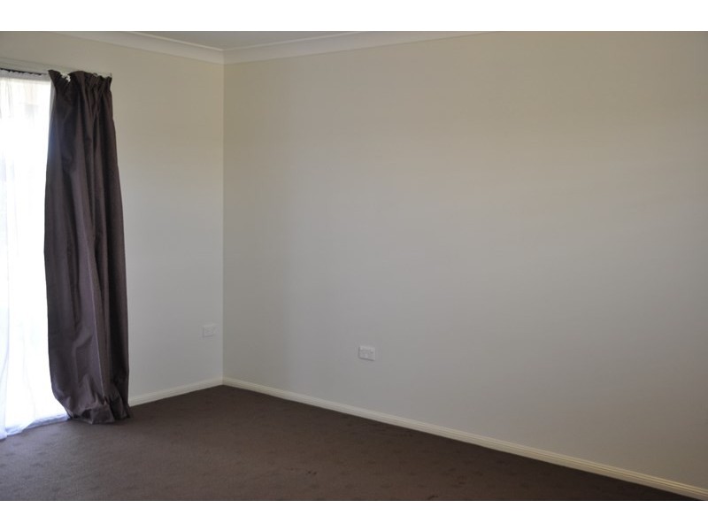 8 Clara Street, Highfields QLD 4352