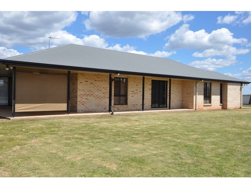 8 Clara Street, Highfields QLD 4352