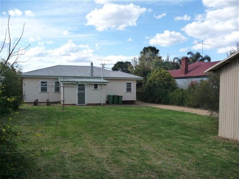 206 Campbell Street, Newtown QLD 4350