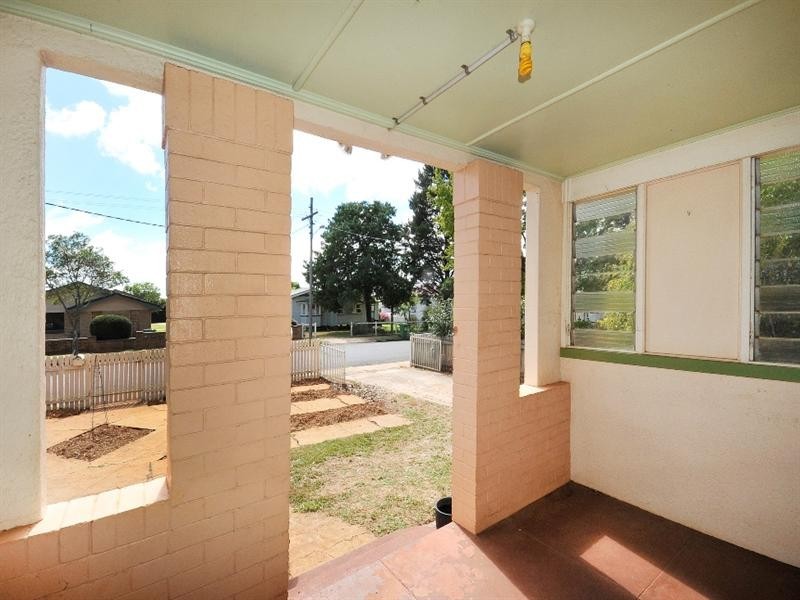 206 Campbell Street, Newtown QLD 4350