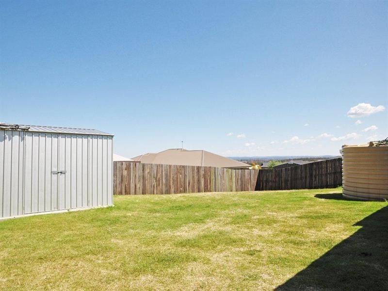 18 Currawong Drive, Highfields QLD 4352