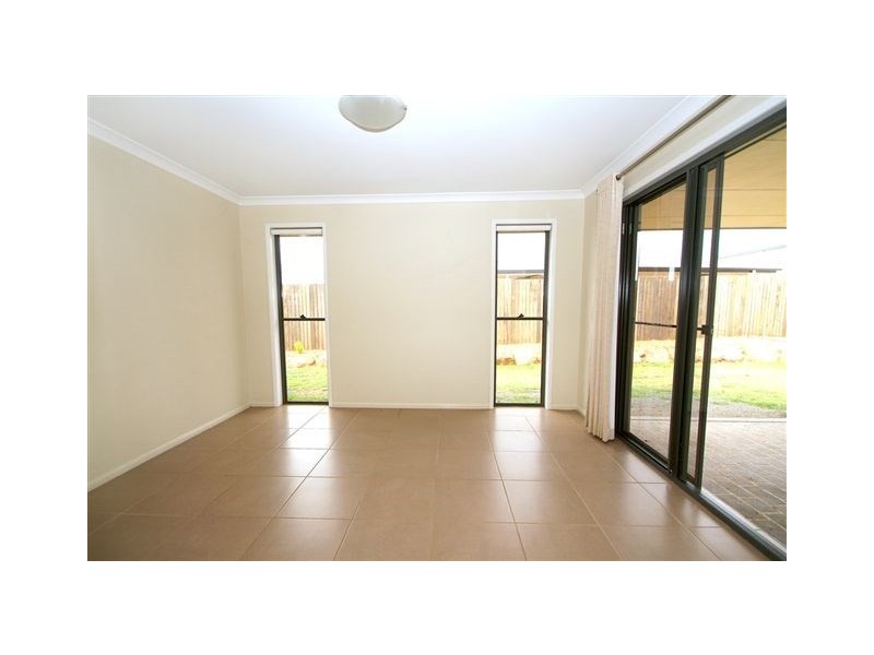 8 Currawong Drive, Highfields QLD 4352