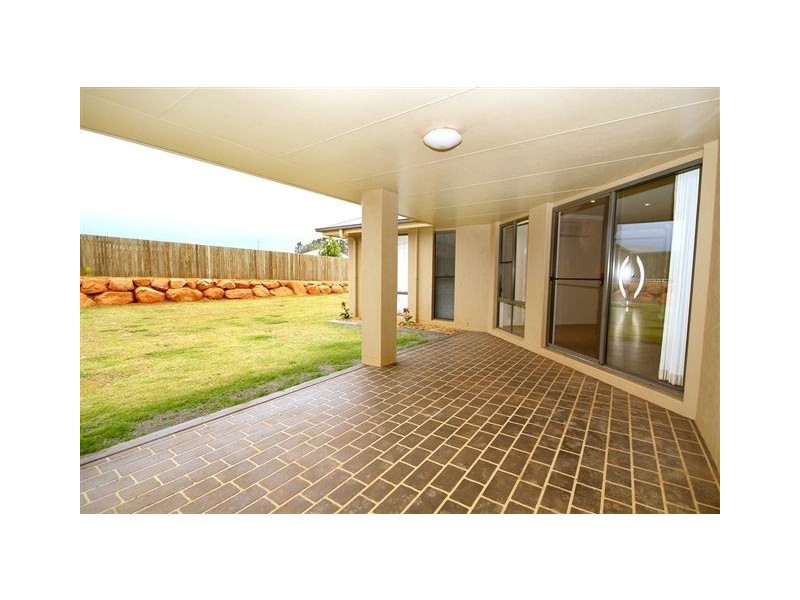 8 Currawong Drive, Highfields QLD 4352