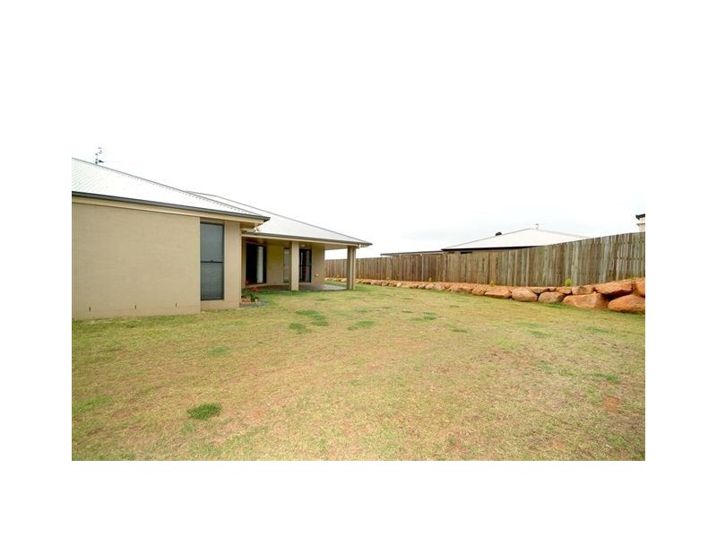 8 Currawong Drive, Highfields QLD 4352