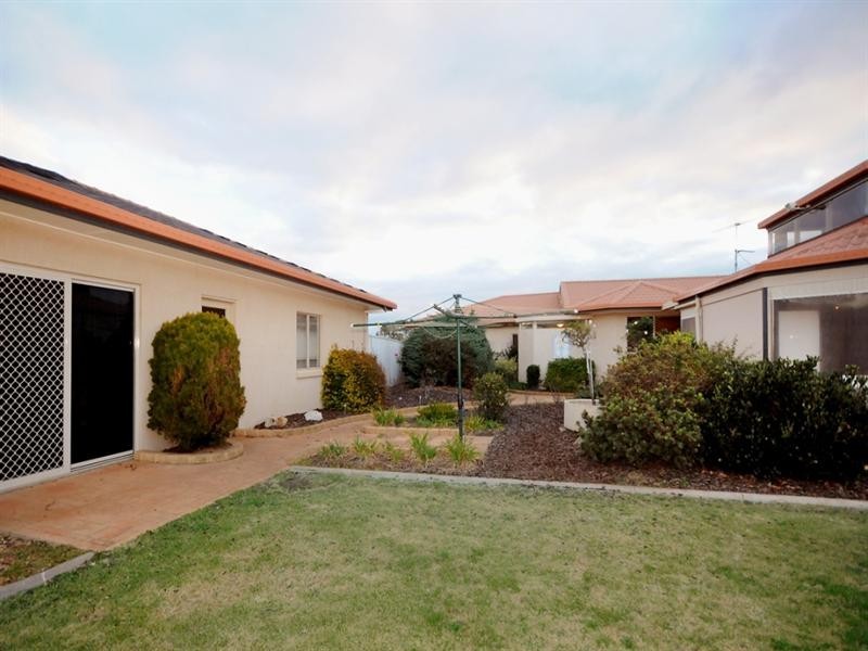 6 Harvey Road, Glenvale QLD 4350