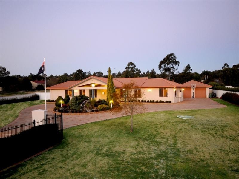 6 Harvey Road, Glenvale QLD 4350