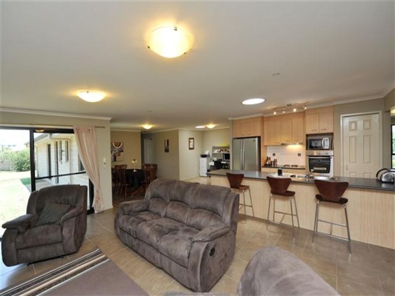 8 Shelley Court, Westbrook QLD 4350