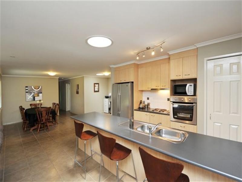 8 Shelley Court, Westbrook QLD 4350