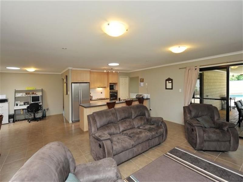 8 Shelley Court, Westbrook QLD 4350