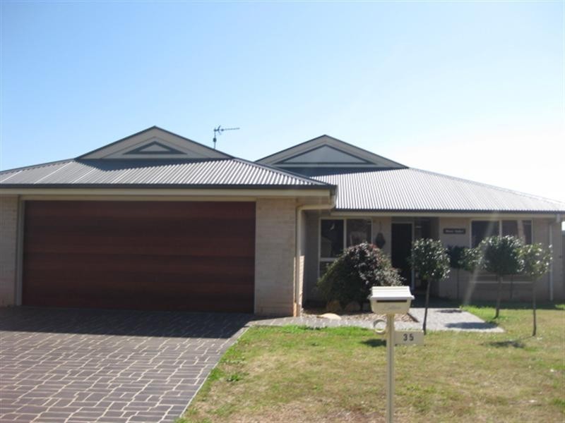 35 Willowburn Drive, Wilsonton Heights QLD 4350