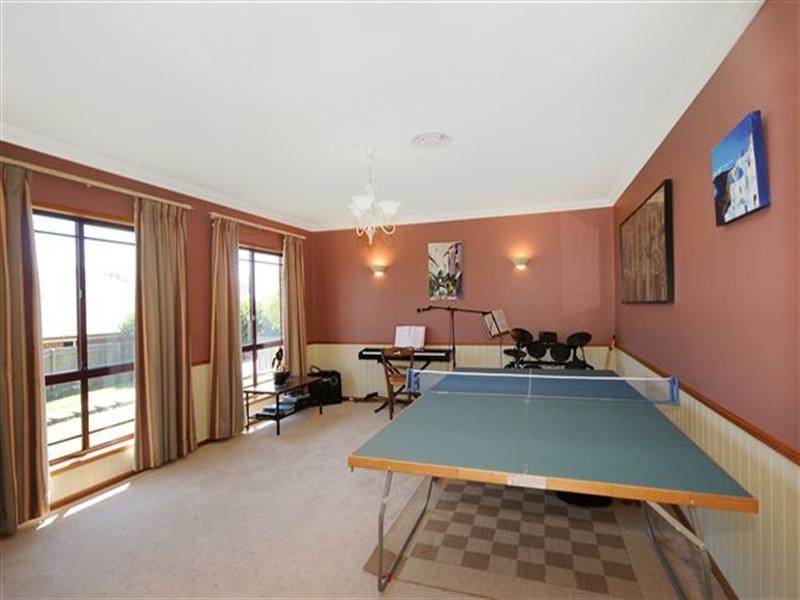 2 Howard Street, Middle Ridge QLD 4350