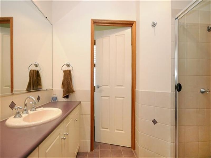 2 Howard Street, Middle Ridge QLD 4350