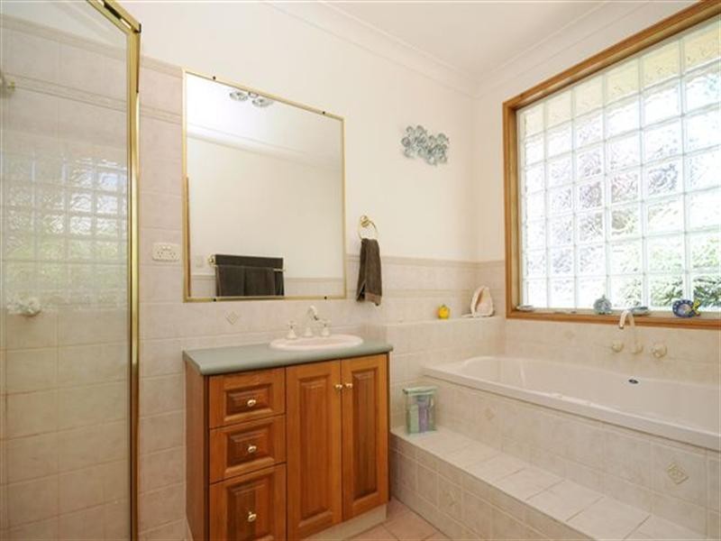 2 Howard Street, Middle Ridge QLD 4350