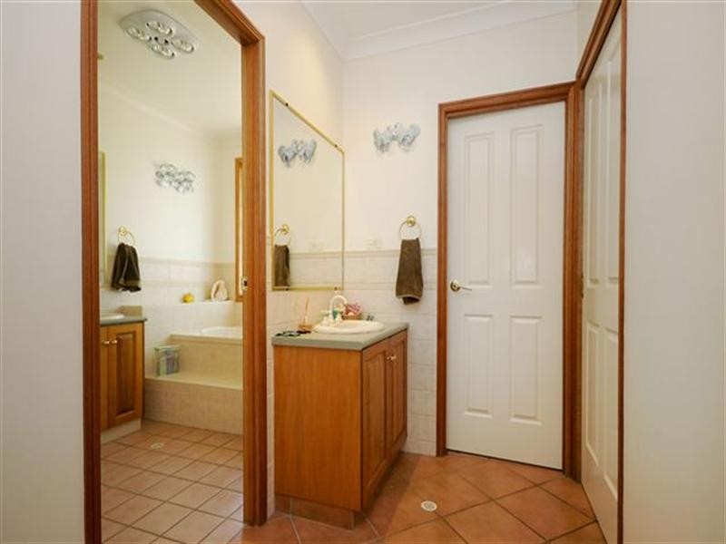 2 Howard Street, Middle Ridge QLD 4350