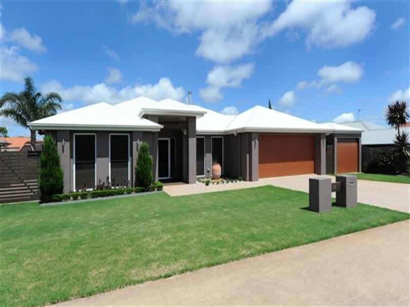 17 Banksdale Drive, Middle Ridge QLD 4350