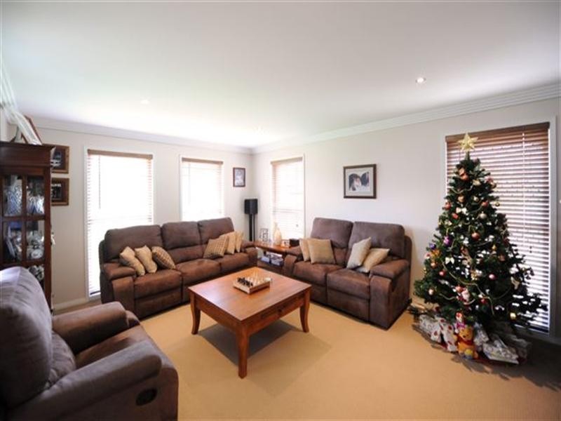 17 Banksdale Drive, Middle Ridge QLD 4350