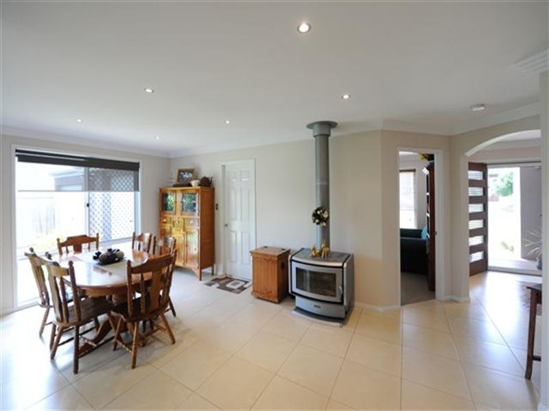 17 Banksdale Drive, Middle Ridge QLD 4350