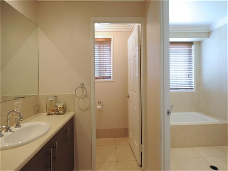 17 Banksdale Drive, Middle Ridge QLD 4350