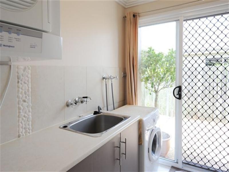 17 Banksdale Drive, Middle Ridge QLD 4350