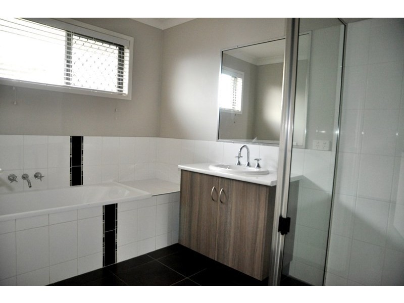 6 Kurrawa Cresent, Glenvale QLD 4350