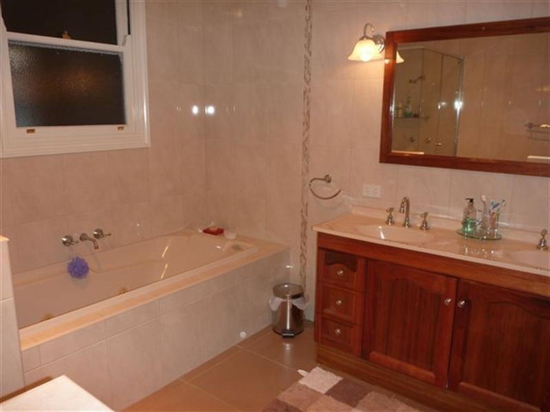 204 Campbell Street, Newtown QLD 4350