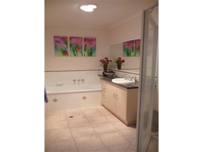 Unit 2, 11 Horrocks Crescent, Kearneys Spring QLD 4350