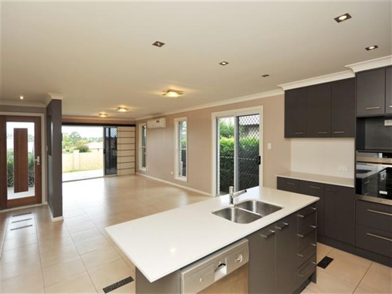 Unit 2, 208 Stenner Street, Middle Ridge QLD 4350