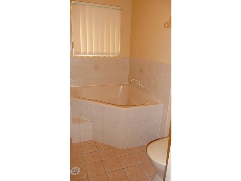2 Jake Court, Middle Ridge QLD 4350