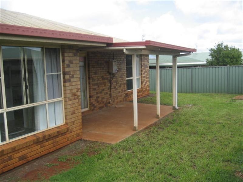 5 Oaklands Court, Glenvale QLD 4350