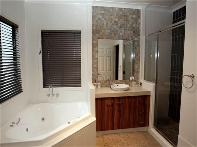 6 Holly Avenue, Highfields QLD 4352