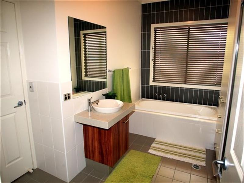 6 Holly Avenue, Highfields QLD 4352