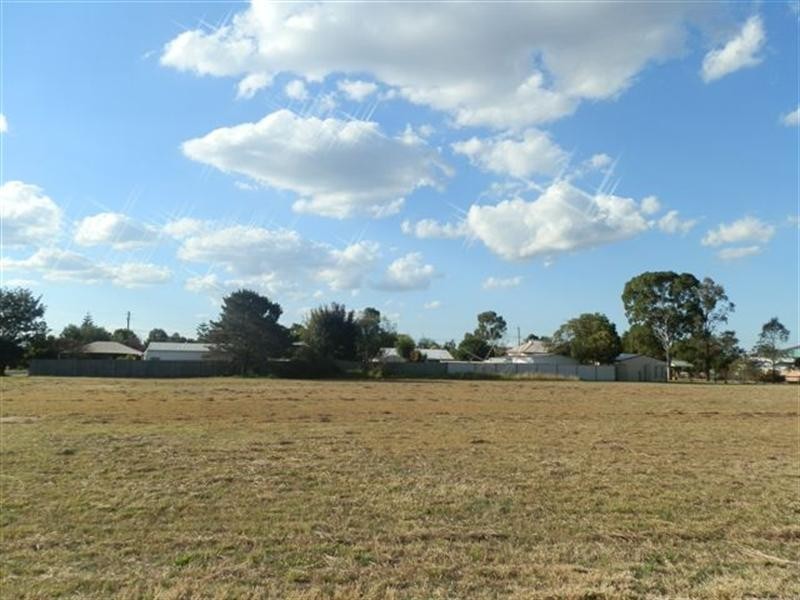 19 Railway Street, Wyreema QLD 4352