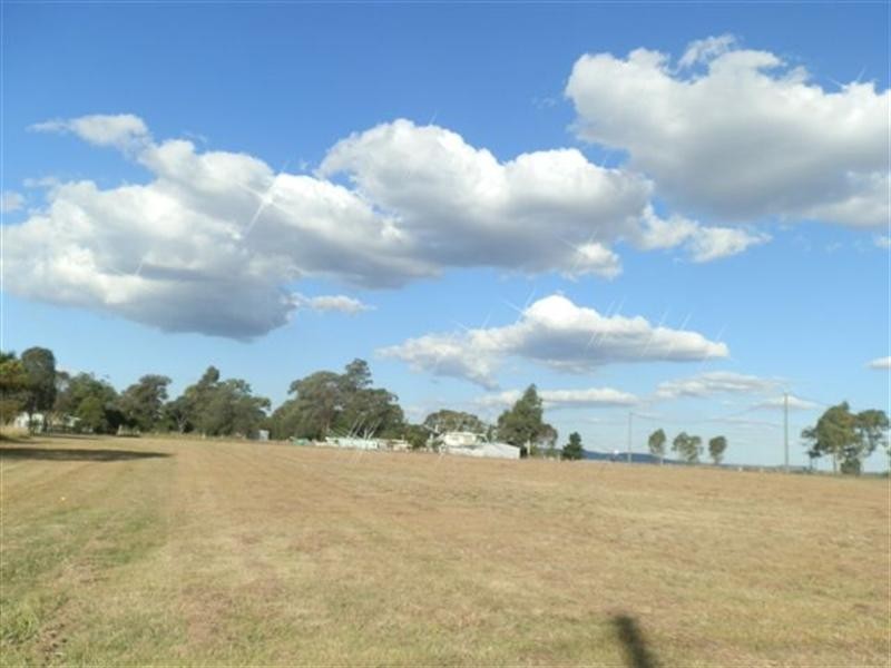19 Railway Street, Wyreema QLD 4352
