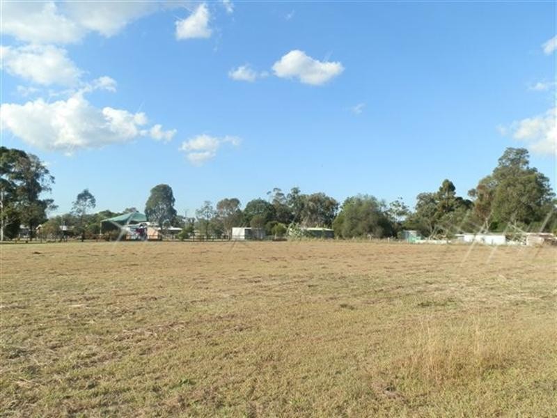 19 Railway Street, Wyreema QLD 4352