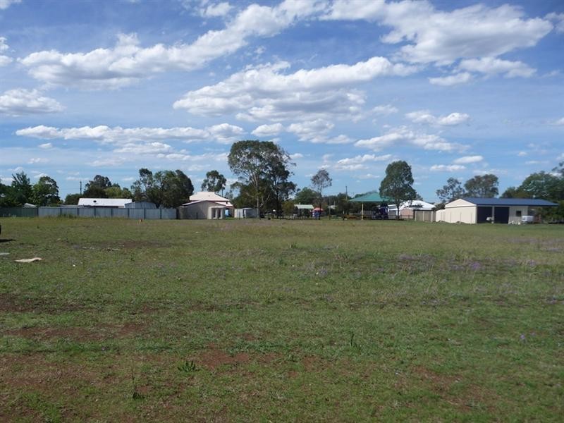 17 Railway Street, Wyreema QLD 4352