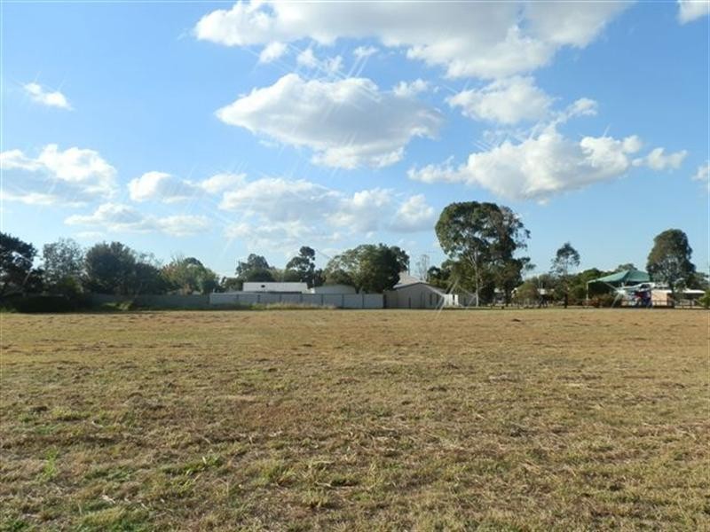 15 Railway Street, Wyreema QLD 4352