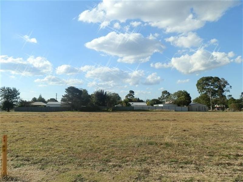 15 Railway Street, Wyreema QLD 4352