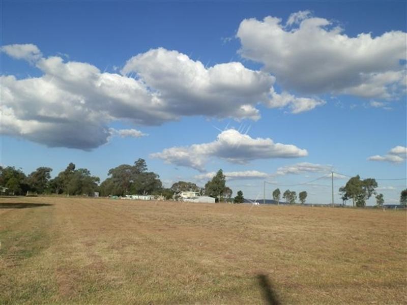 13 Railway Street, Wyreema QLD 4352