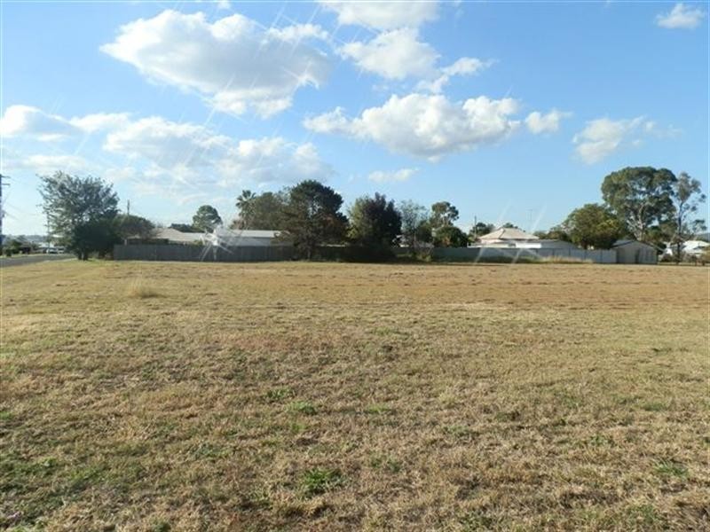 13 Railway Street, Wyreema QLD 4352