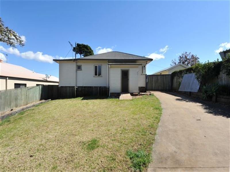 2 Andrews Street, North Toowoomba QLD 4350