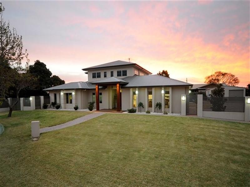 3 Lupin Court, Centenary Heights QLD 4350