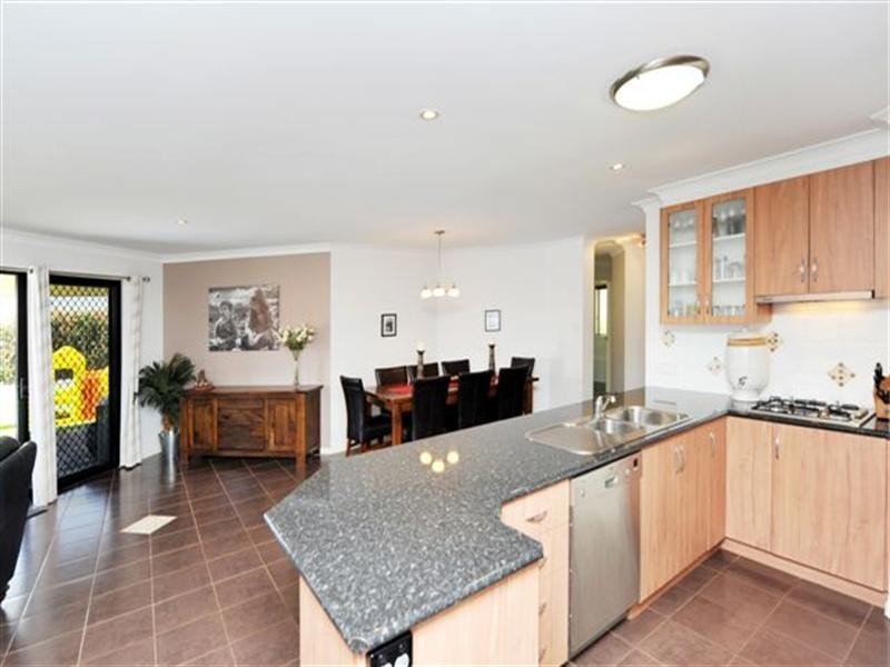 12 Banksdale Drive, Middle Ridge QLD 4350