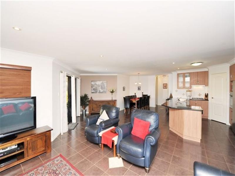 12 Banksdale Drive, Middle Ridge QLD 4350