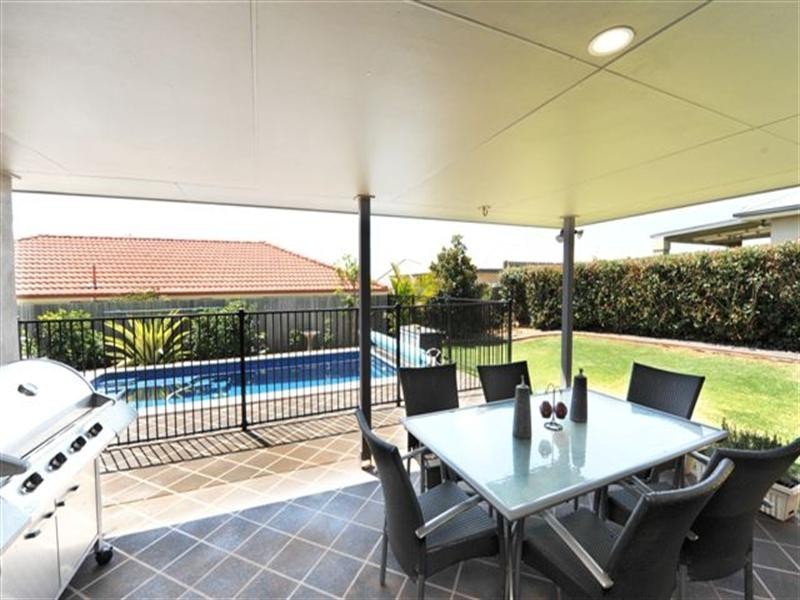 12 Banksdale Drive, Middle Ridge QLD 4350