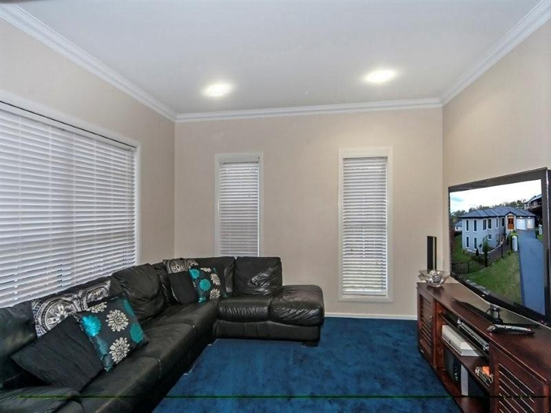 2B Mackenzie Street, Mount Lofty QLD 4350