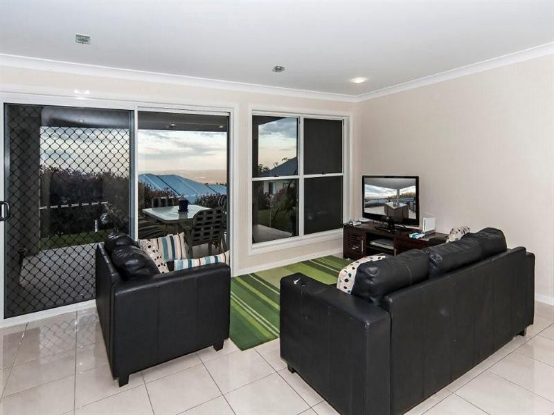 2B Mackenzie Street, Mount Lofty QLD 4350