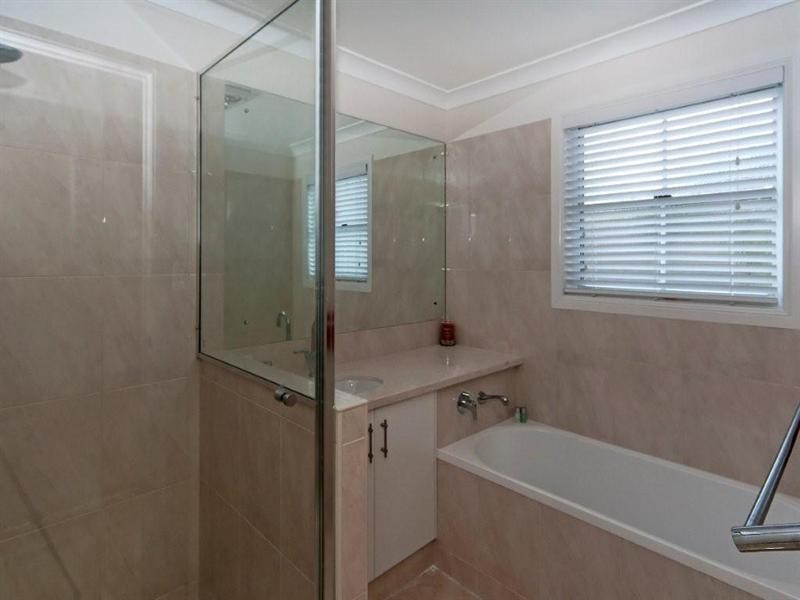 2B Mackenzie Street, Mount Lofty QLD 4350