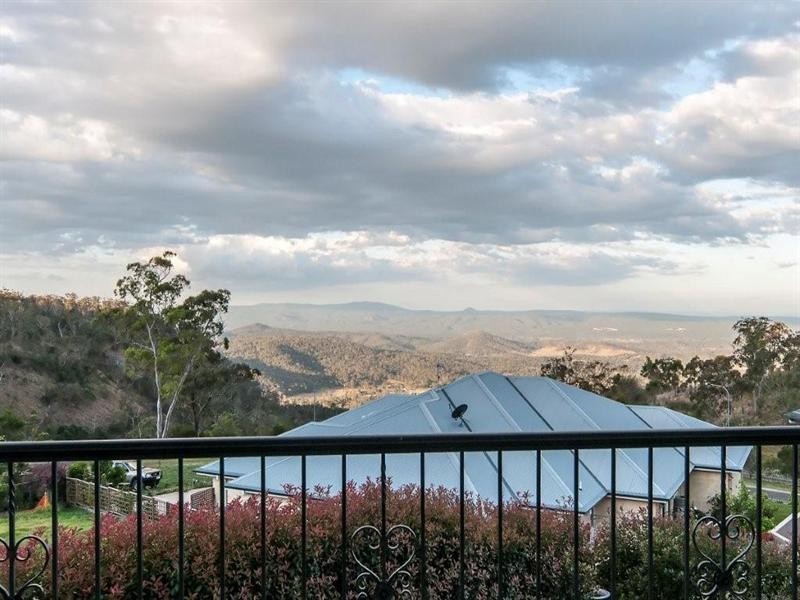 2B Mackenzie Street, Mount Lofty QLD 4350